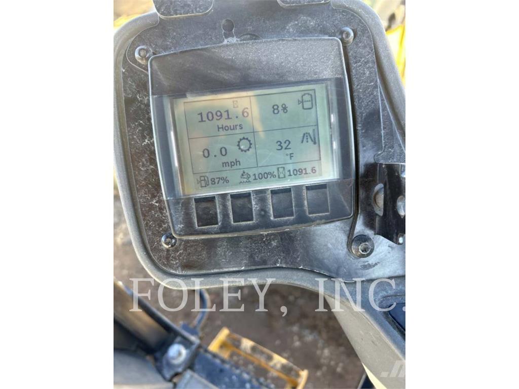 CAT CB13 双轮压路机