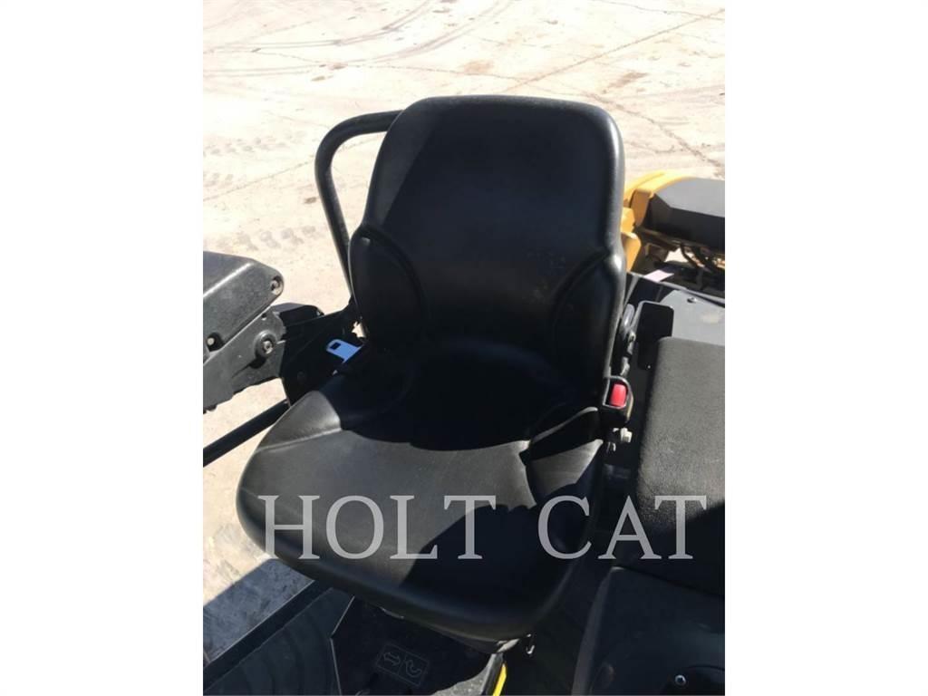 CAT CB13 单轮压路机