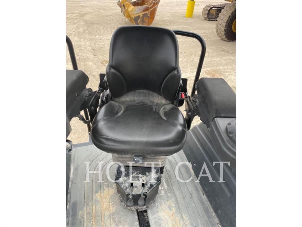 CAT CB13 单轮压路机