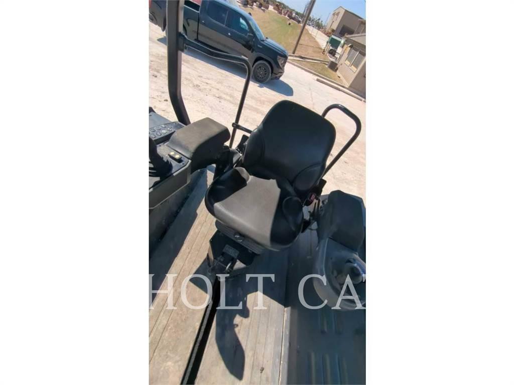 CAT CB13 单轮压路机