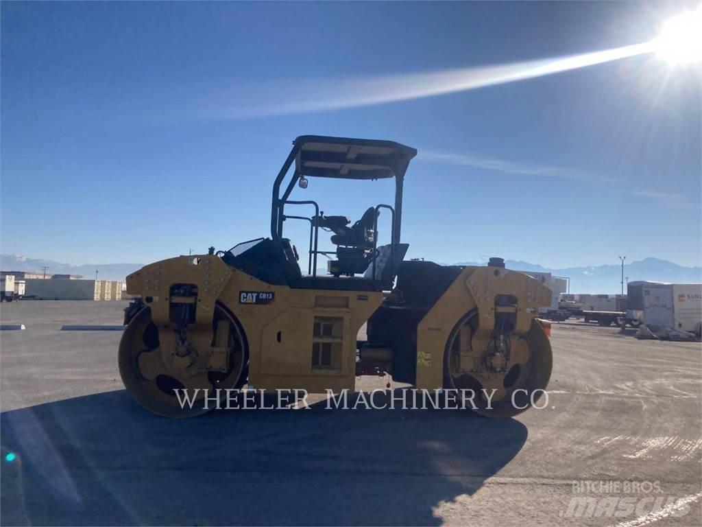 CAT CB13 双轮压路机