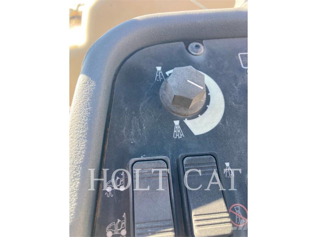 CAT CB14B 双轮压路机