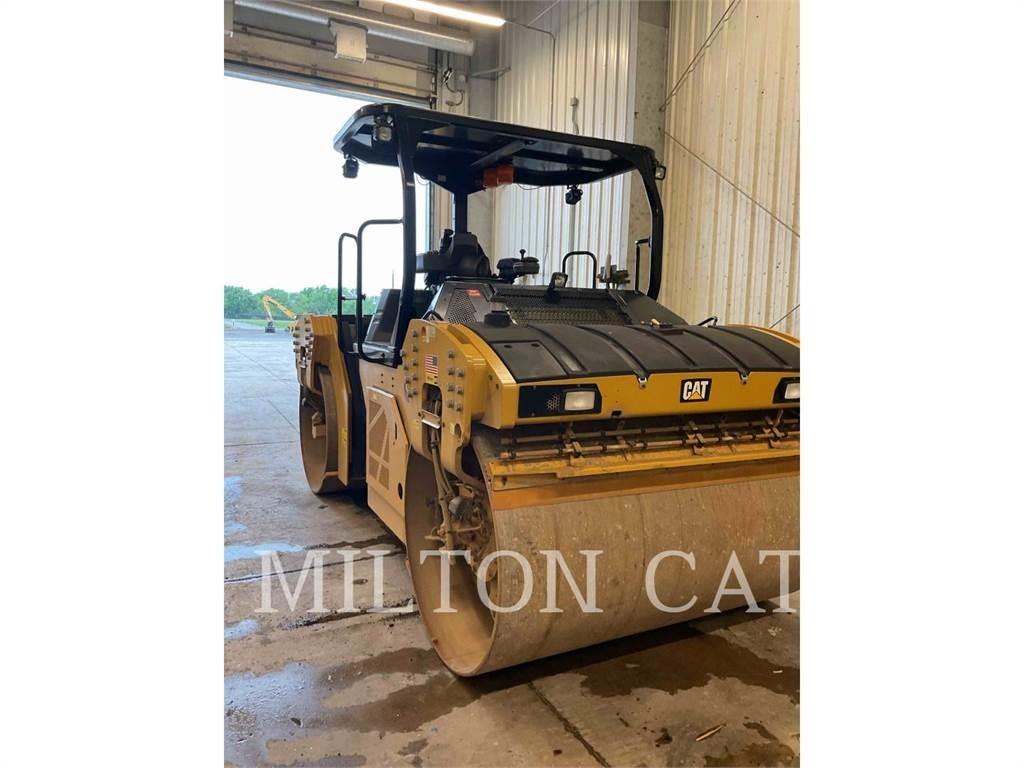 CAT CB15 双轮压路机