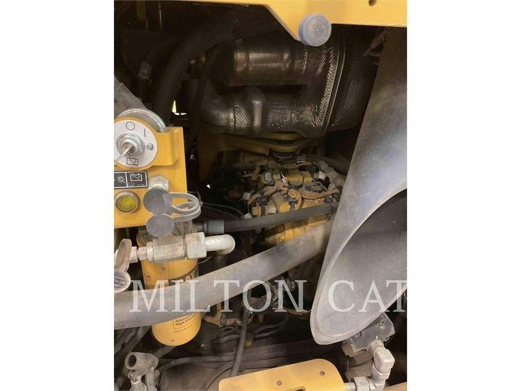 CAT CB15 双轮压路机