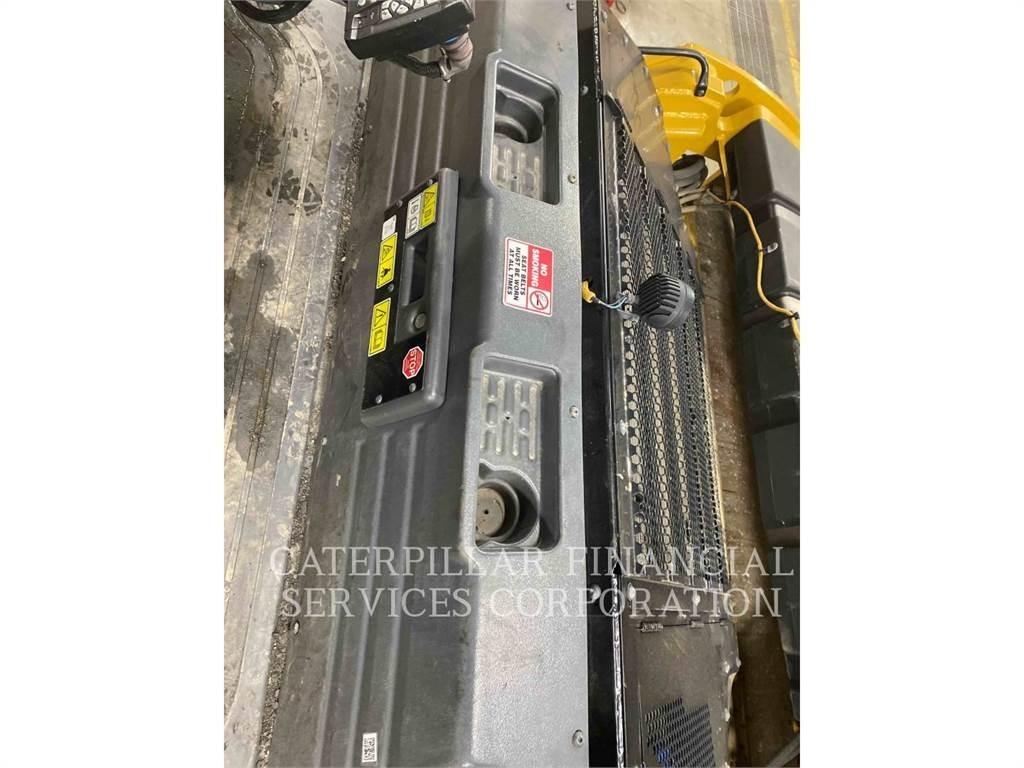 CAT CB15 双轮压路机