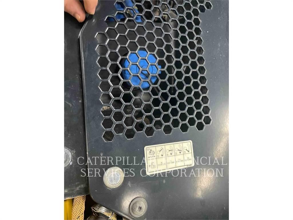 CAT CB15 双轮压路机