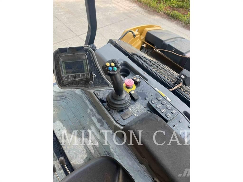 CAT CB15 土壤压实机