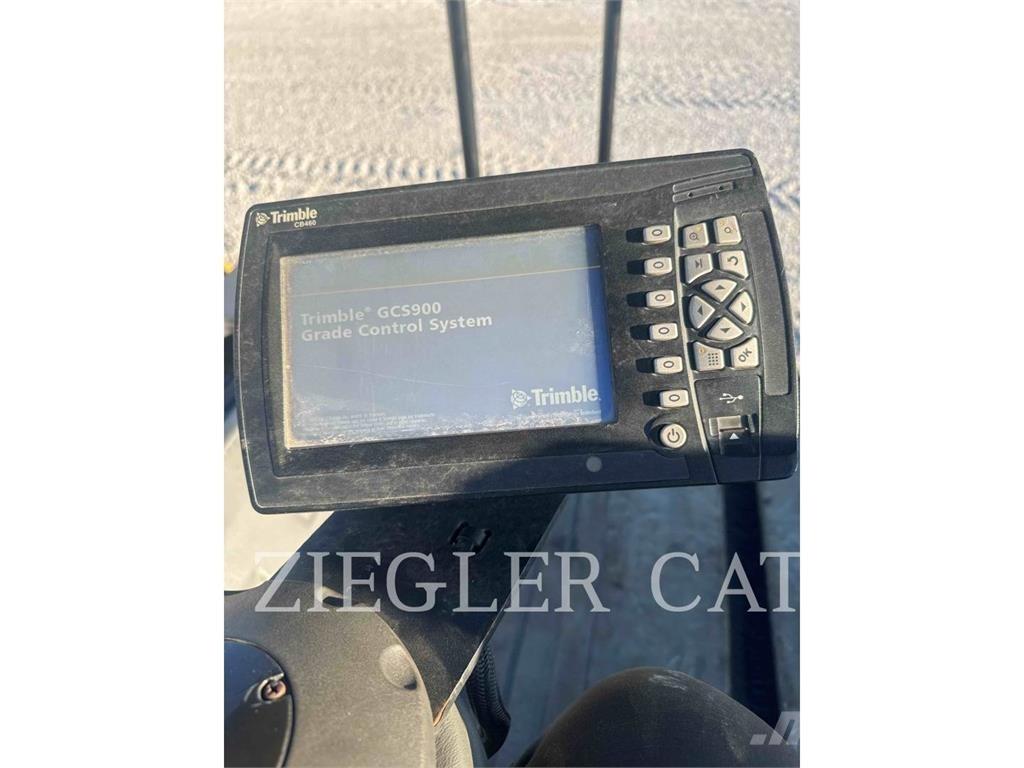 CAT CB15 土壤压实机
