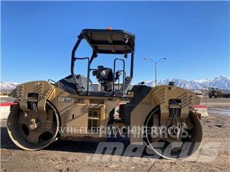 CAT CB15 双轮压路机