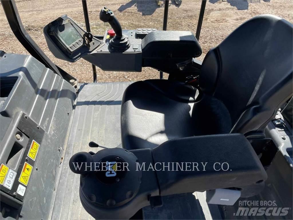 CAT CB15 双轮压路机