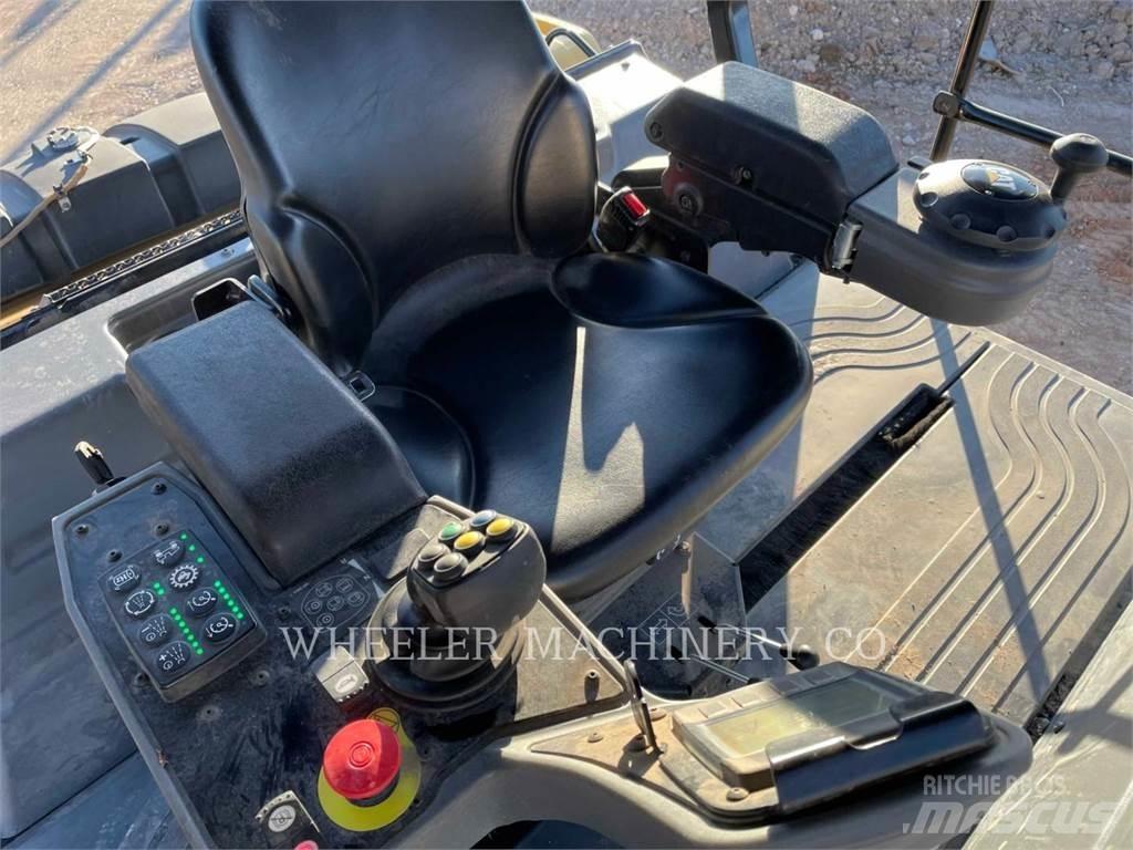 CAT CB15 双轮压路机
