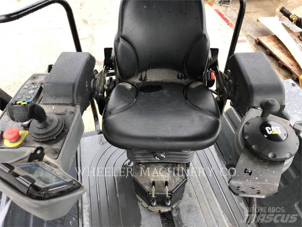 CAT CB15 CW 双轮压路机