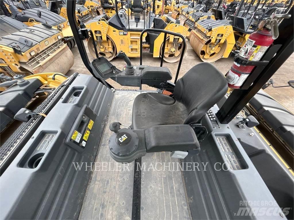 CAT CB15 CW VV 双轮压路机