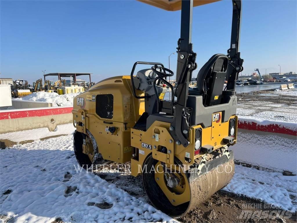 CAT CB2.5 双轮压路机