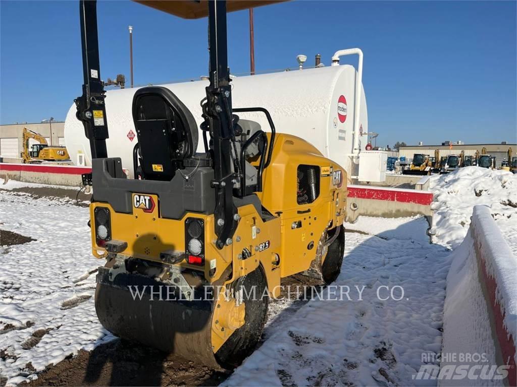 CAT CB2.5 双轮压路机