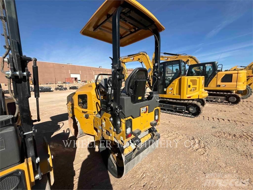 CAT CB2.5 双轮压路机