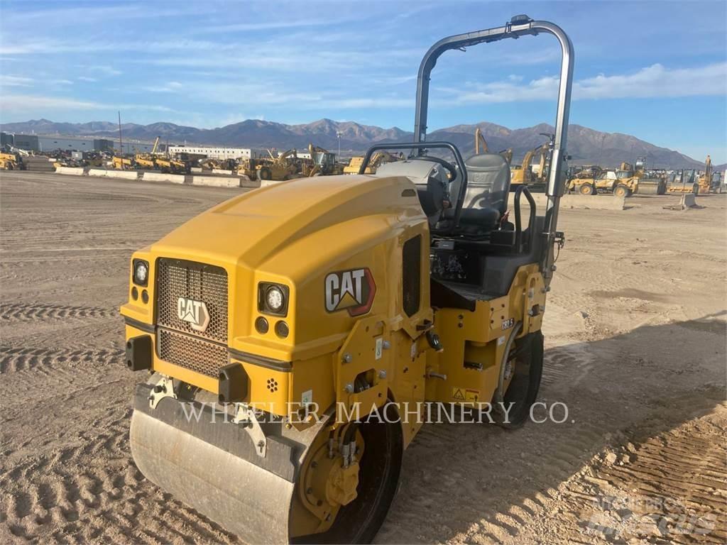 CAT CB2.5 双轮压路机