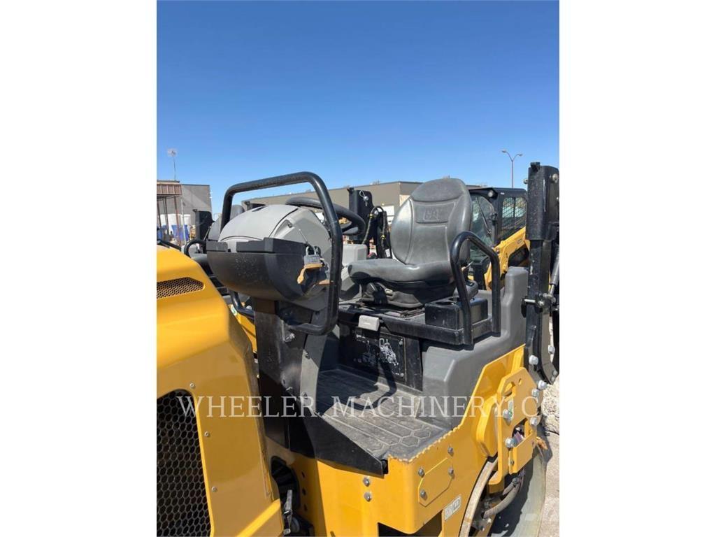 CAT CB2.5 GC 双轮压路机