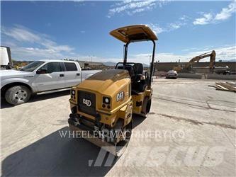CAT CB2.7 双轮压路机