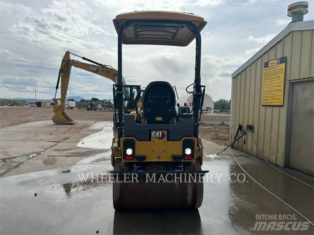 CAT CB2.7 双轮压路机