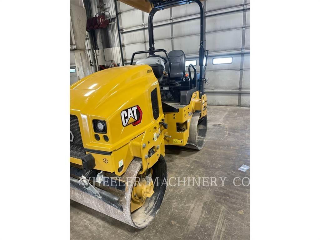 CAT CB2.7 双轮压路机