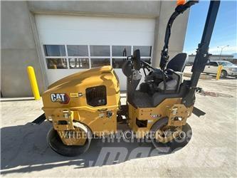 CAT CB2.7 双轮压路机