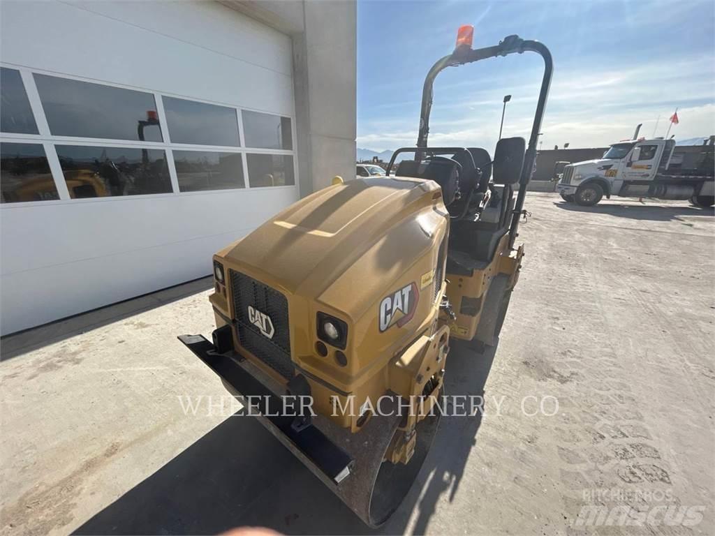 CAT CB2.7 双轮压路机