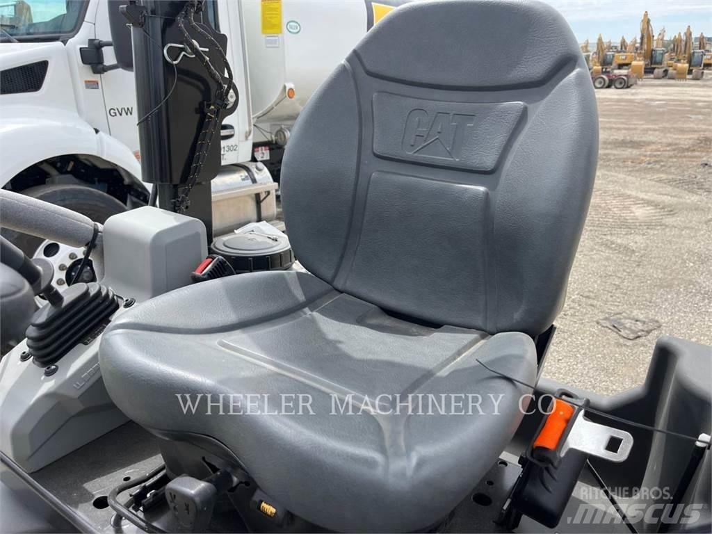 CAT CB2.7 双轮压路机