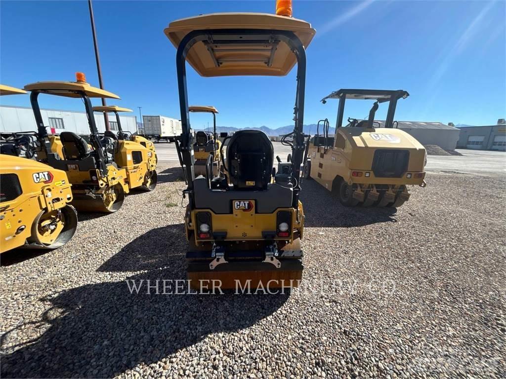 CAT CB2.7 双轮压路机