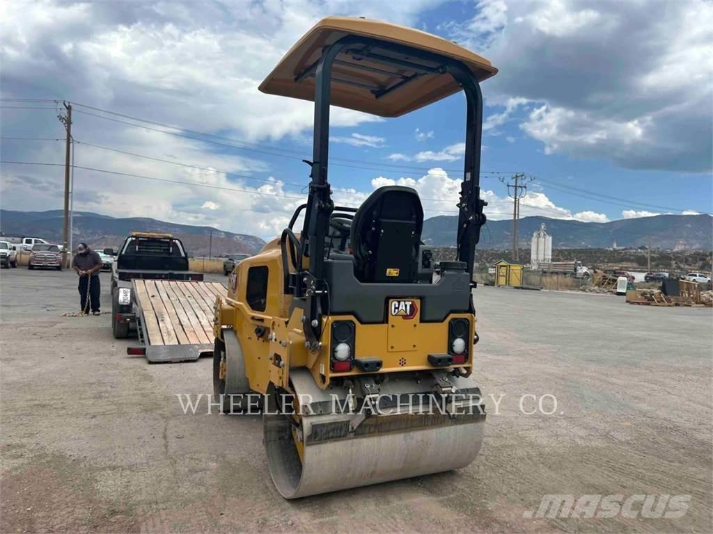 CAT CB2.7 双轮压路机