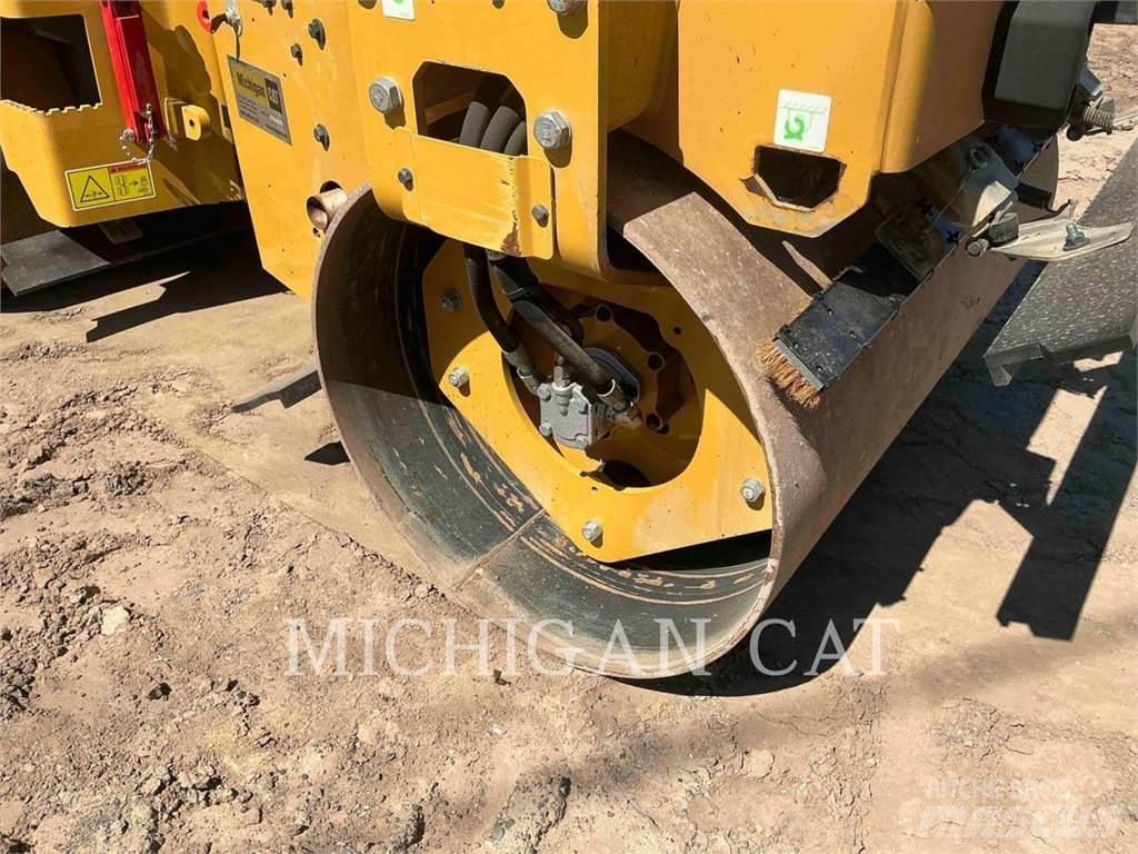 CAT CB2.7 单轮压路机