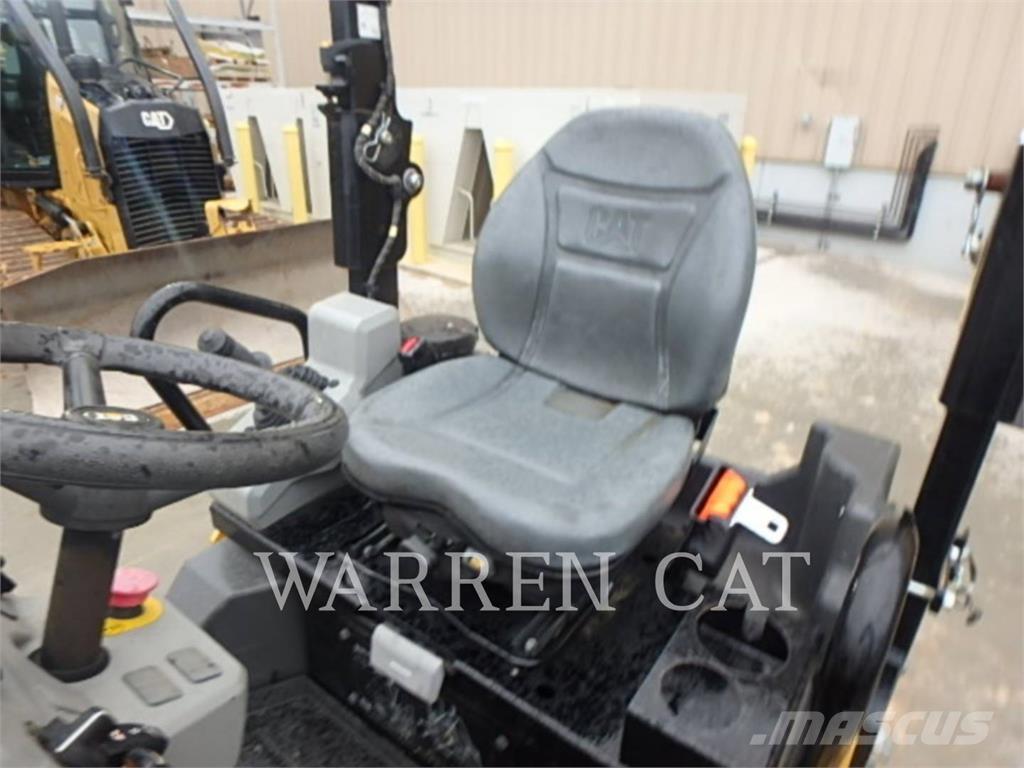 CAT CB2.7 土壤压实机