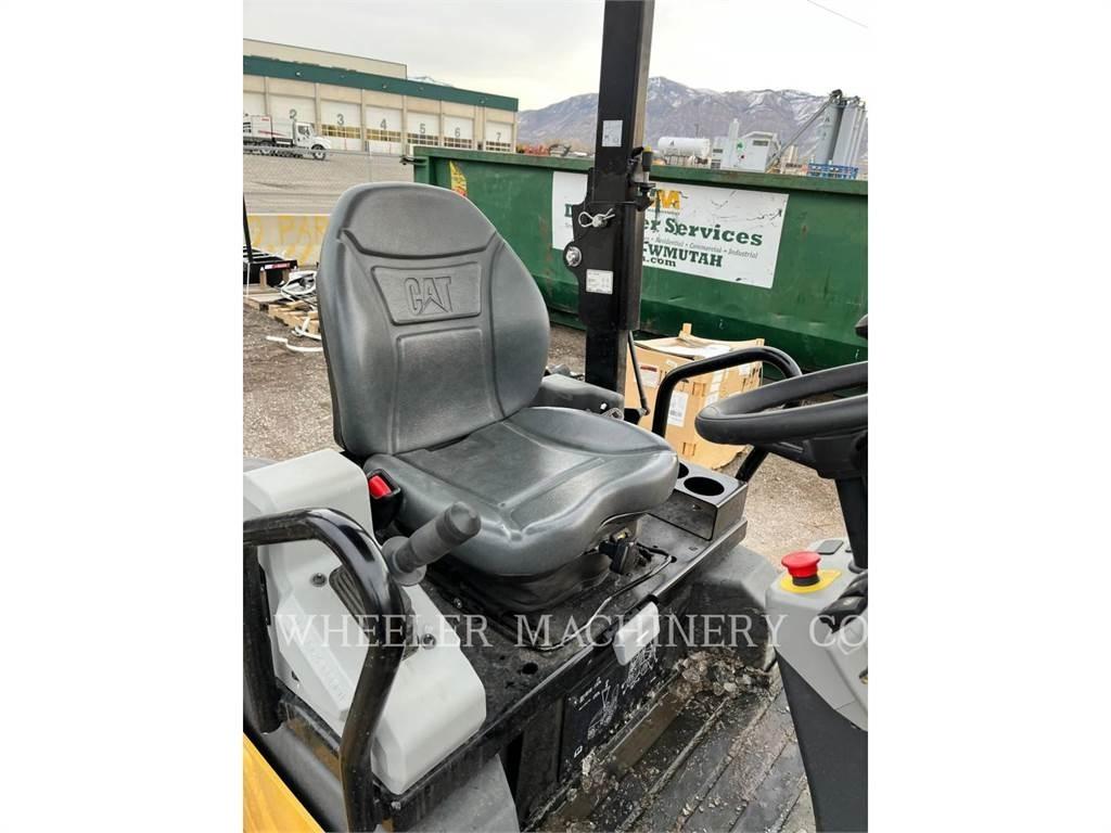 CAT CB2.7 GC 双轮压路机