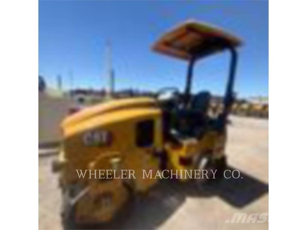 CAT CB2.7 GC 双轮压路机