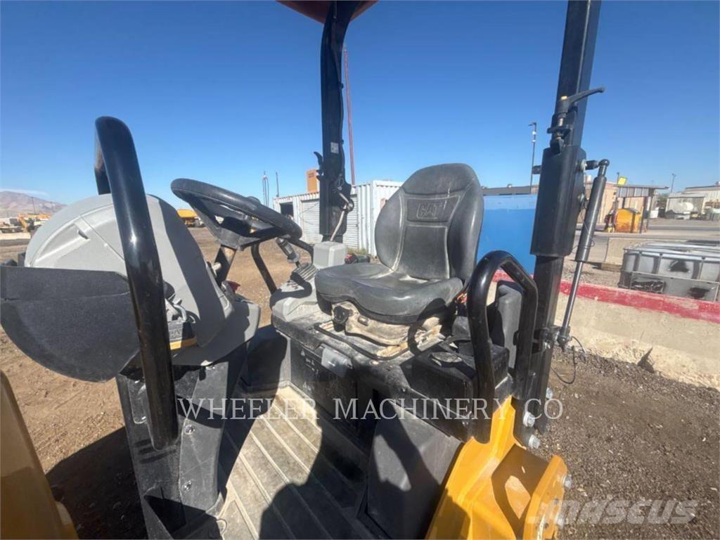 CAT CB2.7 GC 双轮压路机