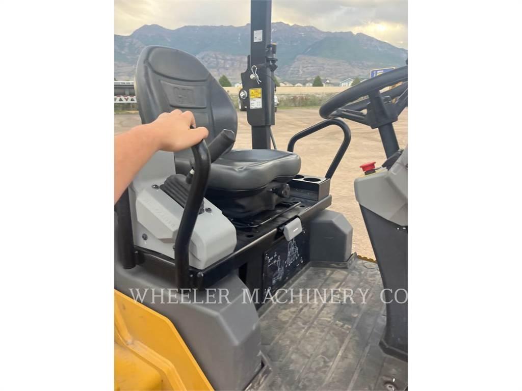 CAT CB2.7 GC 双轮压路机