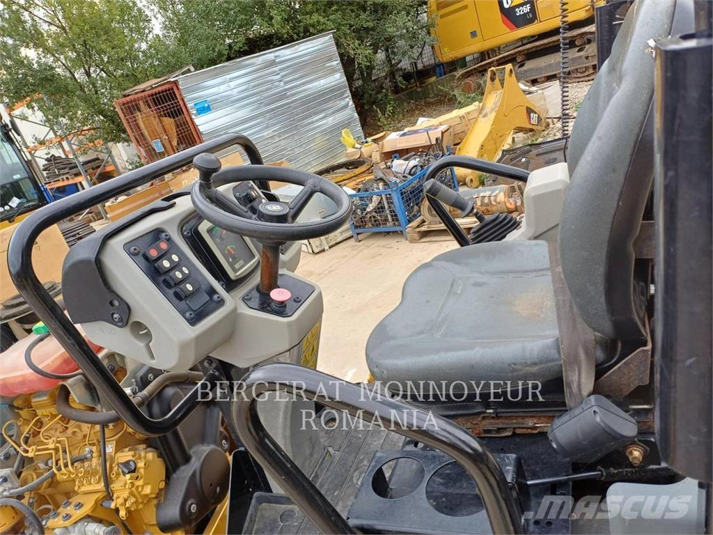 CAT CB2.7LRC 双轮压路机