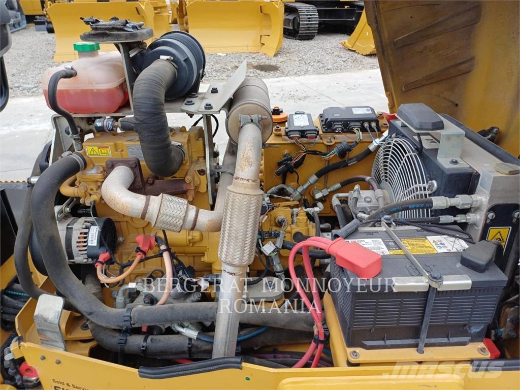 CAT CB2.7LRC 双轮压路机