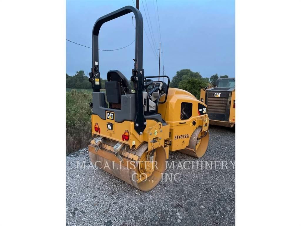 CAT CB24B 双轮压路机