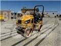 CAT CB24B 双轮压路机