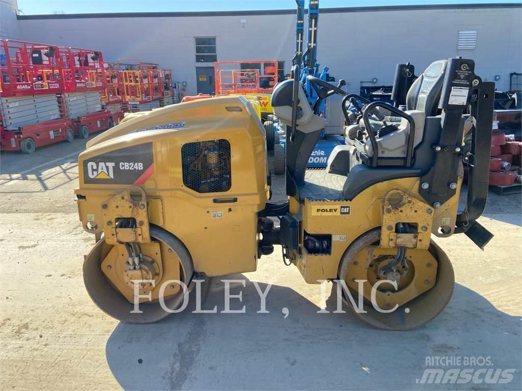 CAT CB24B 双轮压路机