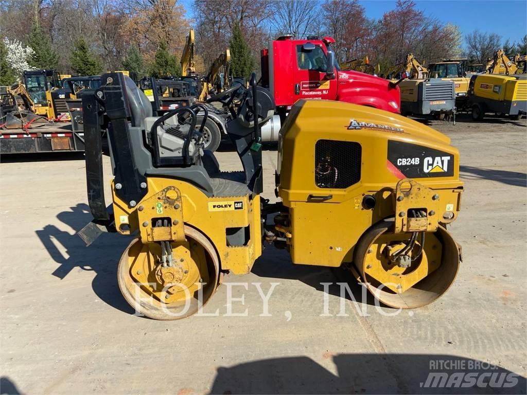 CAT CB24B 双轮压路机