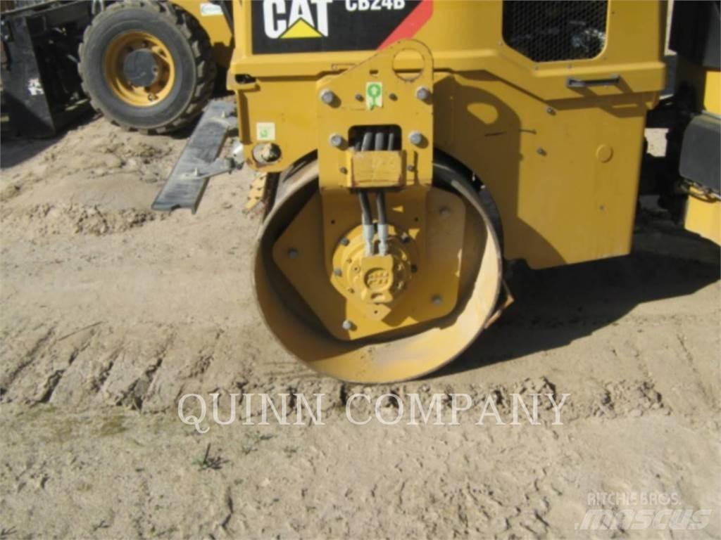 CAT CB24B 双轮压路机