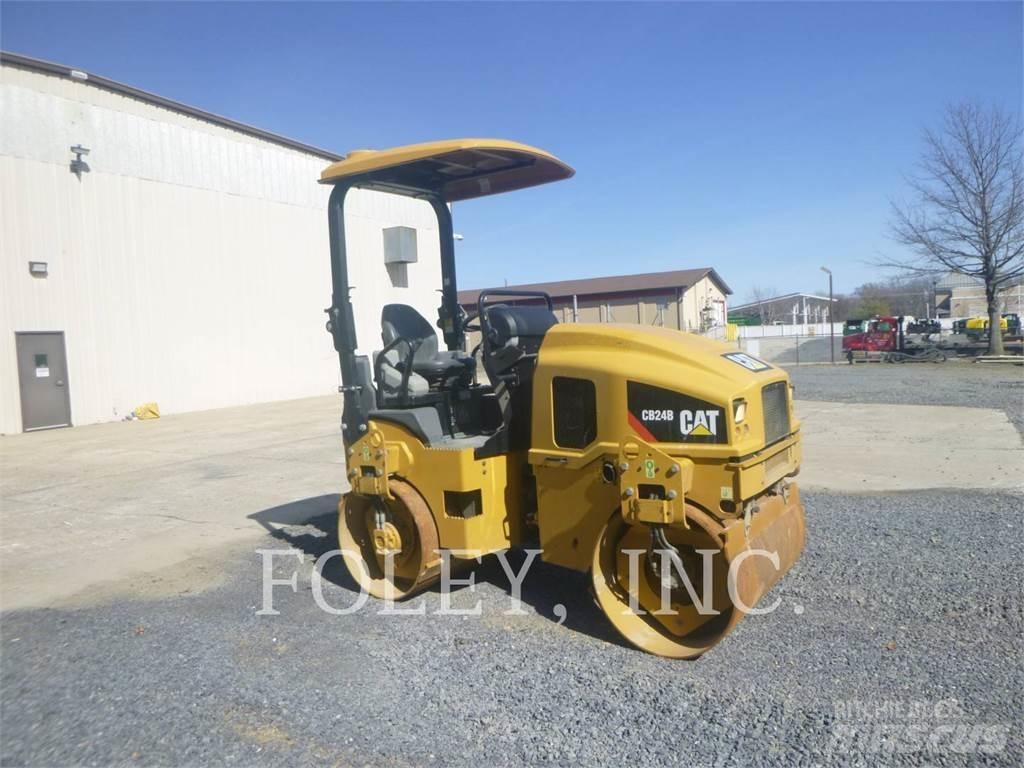CAT CB24B 双轮压路机