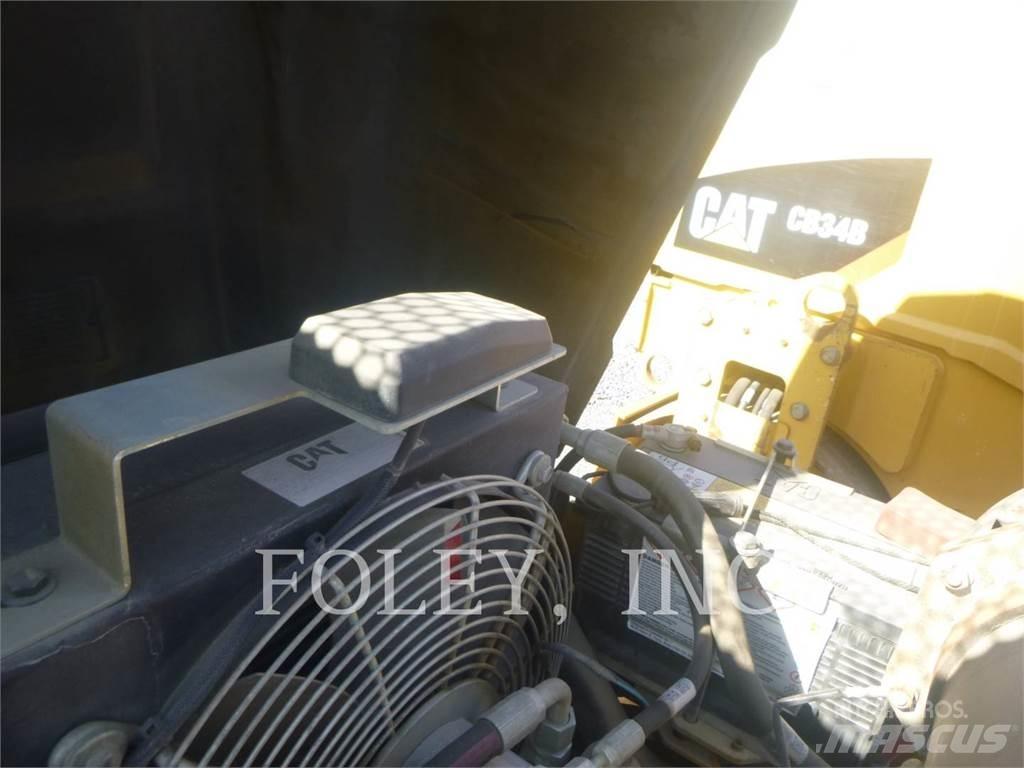 CAT CB24B 双轮压路机