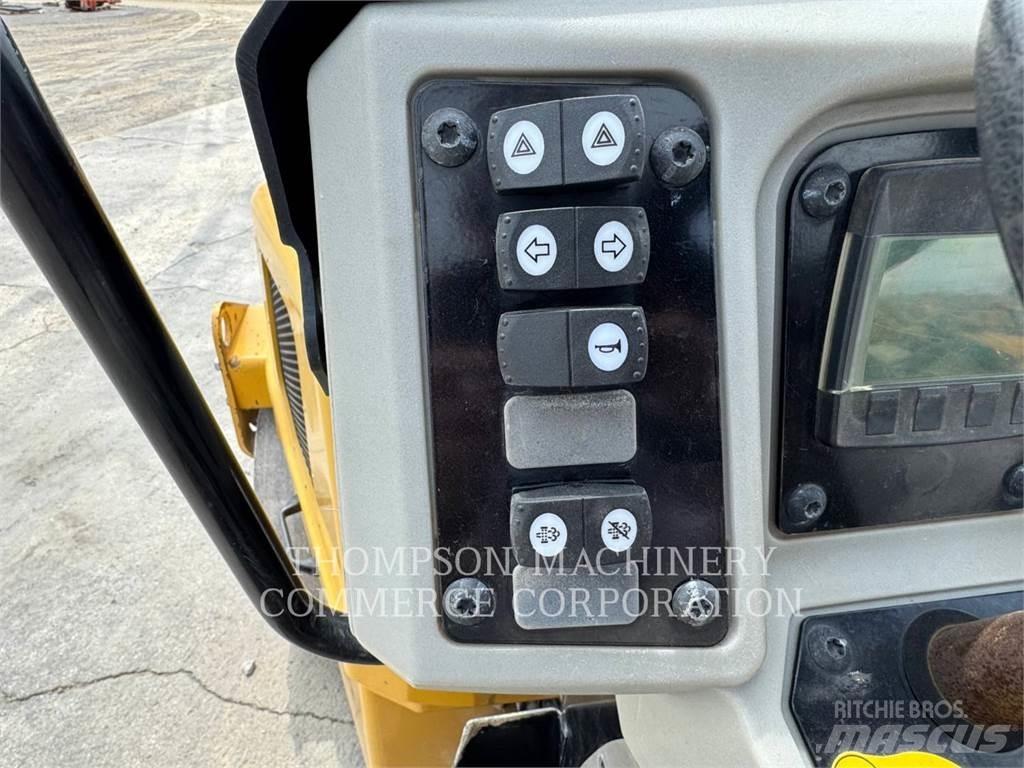CAT CB24B 双轮压路机
