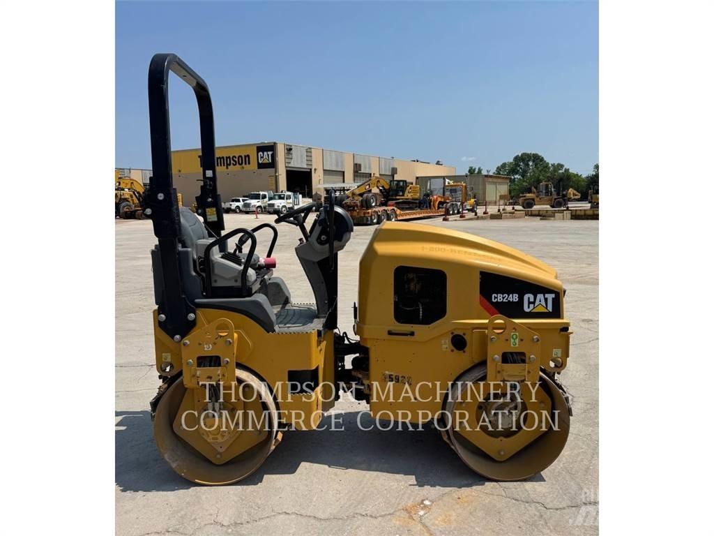 CAT CB24B 双轮压路机
