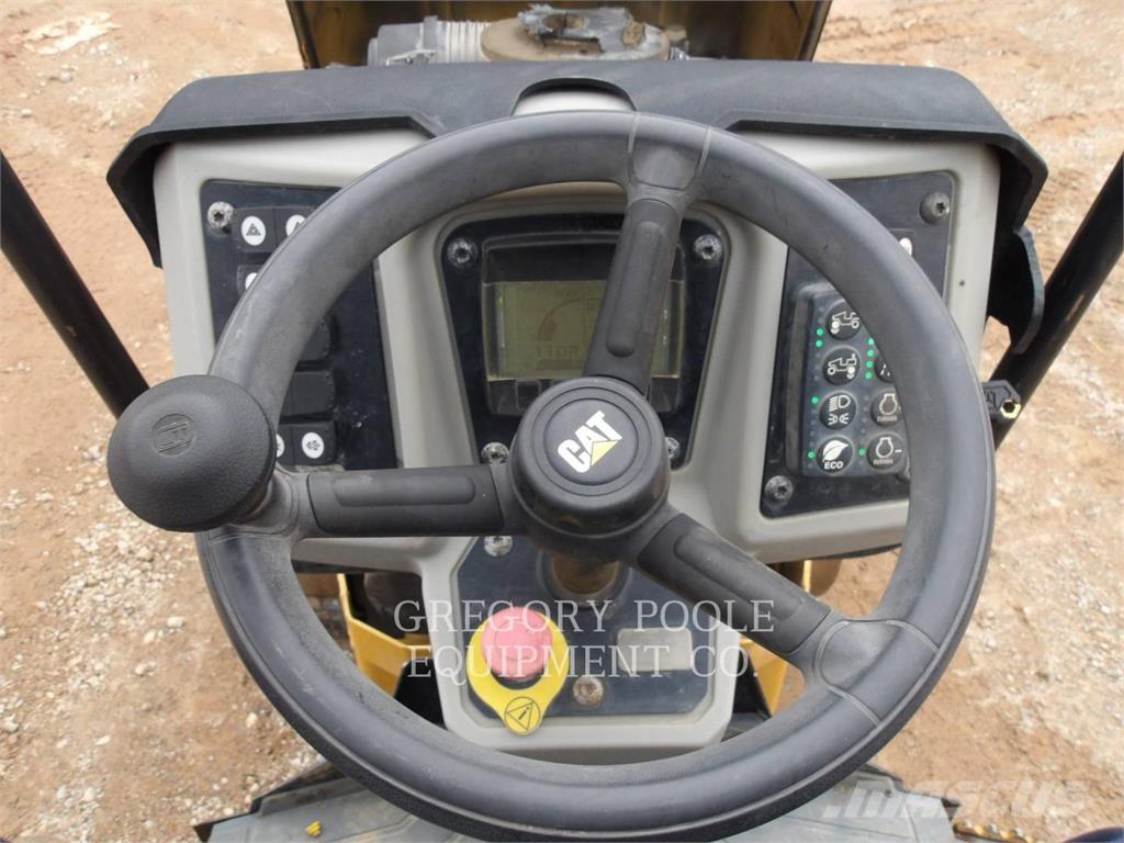 CAT CB24B 双轮压路机