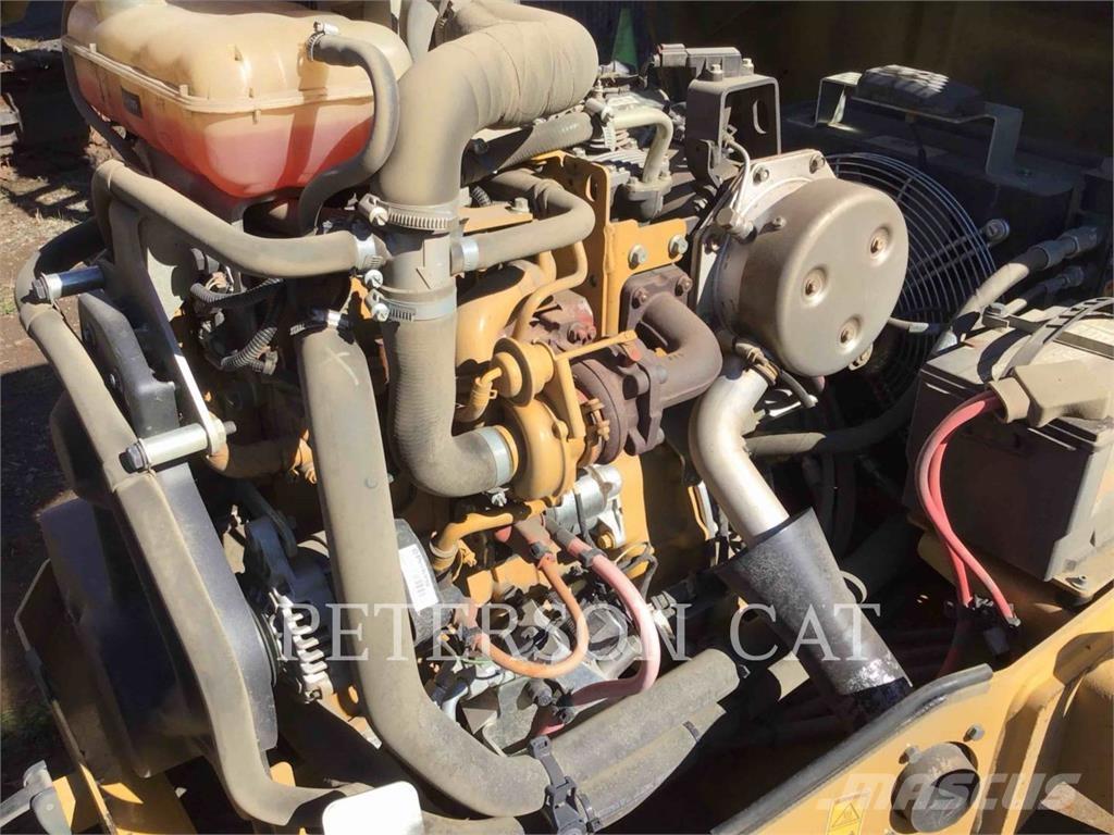 CAT CB24B 双轮压路机