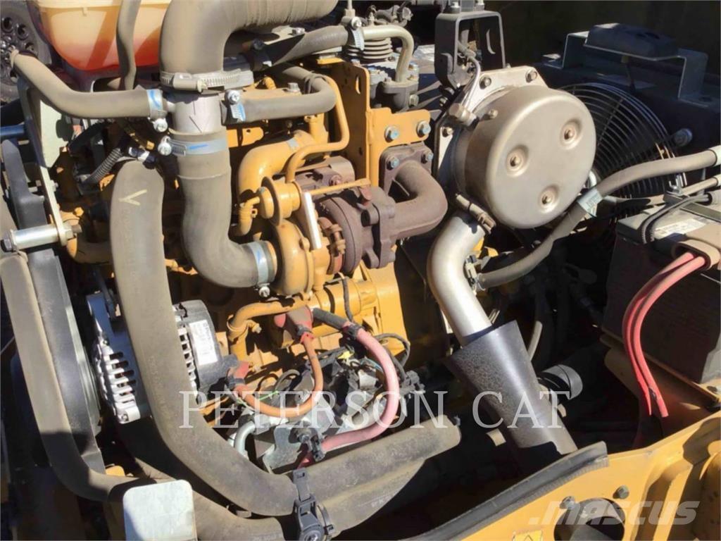 CAT CB24B 双轮压路机